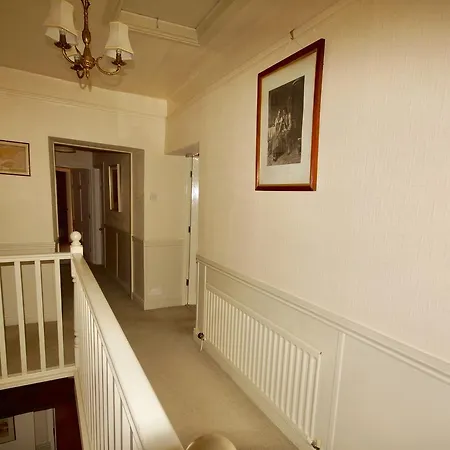 Clyde House 4* 레이번